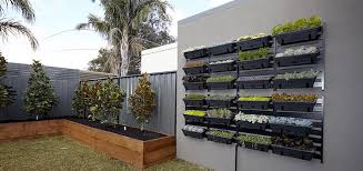 In most of his cinder block beds, he plants a variety of vegetables in the center and onions in the perimeter holes. Haus Garten 21 Gartenabtrennung Ideen Fur Das Moderne Stadthaus Garten Gartenabtrennung Ideen Mod Outdoor Areas Vertical Garden Small Vertical Gardens