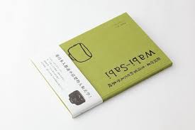材質選用天然絹 以局部燙黑處理 平裝的天然絹在翻閱後 邊緣會慢慢出現些微的自然脫線 導致不規則 正好順應wabi sabi的 表面上天然粗糙 可以順應退化和損耗