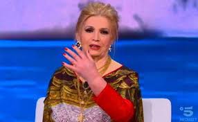 Ottimo lo share pari al 5.76%. Isola Dei Famosi Iva Zanicchi Con La Mano Gonfia E Deformata Impressionante In Studio Cosi Com E Oggi Libero Quotidiano