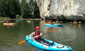 În locul de poveste se află o plajă, săpată în inima munților, care pare departe de românia. Whz Lzbigbin2m