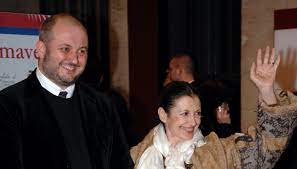 Nel 1981 il new york times la definì prima ballerina assoluta. Chi E Francesco Menegatti Il Figlio Di Carla Fracci Dilei