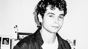 He aquí un cuerpo que cae