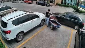 Bateri baru je tukar bulan november yg lepas. Bingung Motosikal Kena Double Park Tapi Cara Lelaki Ini Alihkan Pula Buat Ramai Tertanya