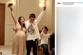 На днях телеведущая регина тодоренко и певец влад топалов сыграли свадьбу, хотя в официальных отношениях звёзды находятся уже больше восьми месяцев. Podrobnosti Svadby Todorenko I Topalova Oboshlas V Milliony Rublej Mk