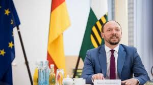 Wanderwitz fügte hinzu, das phänomen habe inzwischen eine dimension, die über das parteipolitische hinausgehe. Mussen Wir Wirklich Das Ganze Land Stilllegen Interview Des Wochenendspiegels Mit Marco Wanderwitz 15 01 2021 Cdu Kreisverband Zwickau