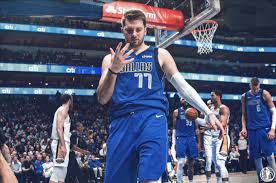 The dallas mavericks guard, 21, dwarfed the diminutive. Hazard Y Doncic Intercambio De Camisetas Del Madrid Que Derivo En Una Avalancha De Memes