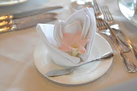 Sollen beim servietten falten stehend gefaltete servietten herauskommen, bieten sich die falttechniken fächer, schraube und 5. Servietten Falten Fur Die Hochzeit Heiraten Hochzeit