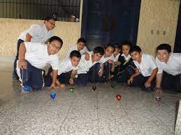 Juegos tradicionales juegos que se jugaban antes.los juegos tradicionales y populares pertenecen a la época donde no existía la tecnología, niños de todas las edades el jugo consiste en cantar agua de limón, vamos a jugar, el que se queda solo, solo se quedara, al final el líder del grupo deberá decir que se formen grupos de 2, 3, 4 o 5 personas. Que Jugaban Los Ninos Antes De Existir Los Videojuegos Y Las Tabletas Fotogaleria Revolucion 3 0 Noticias