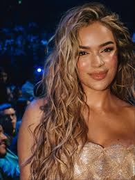 Karol G posa con sus 6 estatuillas de los Premios Latin Billboard 2025.  🙌🏻 Y le agradece a Dios por tantas bendiciones,y a todos sus fanáticos  por el apoyo brindado a su carrera artística. 🙏🏻