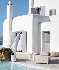 From The Outside This Kanalia Hill House Looks Typical With Its Lime Paint White Walls And Its Volumes But Don Case Da Sogno Progetto Casa Case Mediterranee