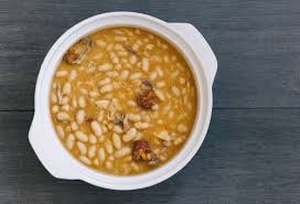 Puedes elegir entre las diferentes variedades de alubia blanca que hay en nuestro país e incluso utilizar unas. Receta De Potaje De Judias Blancas Andaluz Unareceta Com
