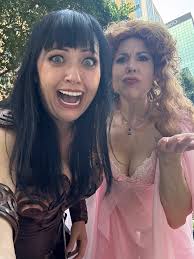 When Aphrodite joins in your DragonCon adventures 🩷 @misskitquinn #xena  #xenacosplay #xenawarriorprincess