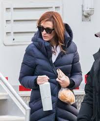 Allow pairs time to add one more word to each group. Julia Roberts Debuts A New Red Hair Color In New York City Vogue