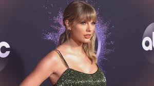 Christina aguilera, kesha and shania twain turned heads on the red carpet at the american music awards in los angeles on sunday. 2019 Amas Taylor Swift Sparkles In Green On The Red Carpet Entertainment Tonight