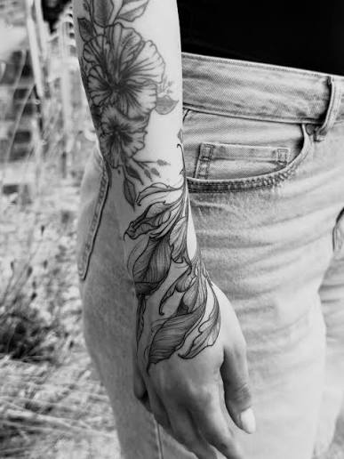 Leaf tattoos that wrap around our arm are among my favorites.🌿 ______ #floraltattoo #leaftattoo #flowertattoo #botanicaltattoo #minimaltattoo