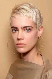 Coupe courte 2018 visage rond. Coupe Courte Blond Platine Automne Hiver 2018 Les Plus Belles Coupes Courtes A Adopter En 2021 Elle