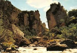 La C Gendes Croyances Superstitions Pas De Souci Loza Re Rives Du Tarn Combat Entre Saint Guillaume Et Le Diable En 2020 Cevennes Haute Loire Les Causses
