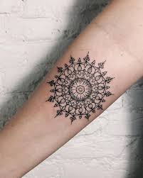 Mandala Tattoo Fur Frauen Und Manner 18 Magische Motive Und Ihre Bedeutung Kleines Mandala Tattoo Mandalas Tattoos Tattoo Bedeutungen