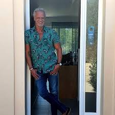 He is also witty, owns the gift for gab. Ricardo Carrico Fala De Cenas Intimas Com Fernanda Serrano
