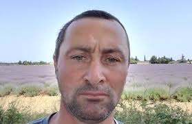 Ieșean arestat după ce a atacat doi polițiști cu o furcă. Un agent a fost  rănit -