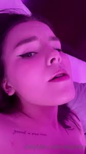 Miaxmln fingering herself with passion