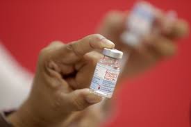 A inoculação de uma terceira dose da vacina está autorizada, a partir de hoje, para pessoas com 30 anos, ou mais de 5,4 milhões de residentes israelenses receberam duas doses da vacina, ou 58. Expresso Covid 19 Estados Unidos Aprovam 3 Âª Dose Da Vacina A Imunodeprimidos O Que Acontecera Na Europa E Em Portugal