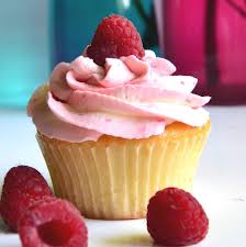 Zwischendurch Muss Auch Mal Platz Sein Fur Rosa Madchenkram Man Schmeckt Den Sommer Mit Meinem Momentanen Liebl Cupcakes Cupcakes Backen Einfacher Nachtisch