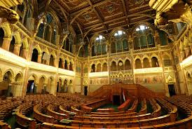 Das parlament in budapest die bauzeit dauerte von 1885 bis 1904 es hat eine länge von 268 m und eine breite von 123 m es besitzt 10 innenhöfe, 13 aufzüge, 27 eingänge, 29 treppenhäuser. Parlament In Budapest Vergleiche Fuhrungen Mit Ticketlens