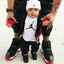 Https Urbanglamourous Wordpress Com A Fofura Dos Pezinh Pezinhospequeninos Sapatinhosdebebe Sapat Cute Baby Boy Outfits Cute Baby Clothes Boy Outfits