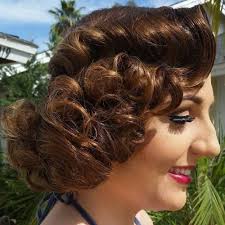 It can look great on girls who have oval shape faces and is commonly sported by trendsetters. 30 Iconic Retro And Vintage Hairstyles