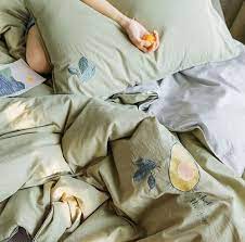 像杏仁豆腐溫和調色 暖暖靜靜的 儲存了一世紀的浪漫 散發著春天的荷爾蒙 材質特色面料微微皺摺 是會呼吸的水洗棉 被套四角設有綁帶 棉被不跑一夜好 眠 商品尺寸單人三件組內含物 薄被套一組 床包一組 枕套一個 雙人四件組內含物 薄被套一組 床包一組 枕套兩