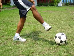 Kalian harus cukup jeli dalam melakukan bounce pass, perhatikan dengan baik arah pantulan bola dan perhatikan dengan baik samping kiri atau kanan kaki. Passing Dalam Sepak Bola Pengertian Teknik Dan Jenis Passing Olahfisik Id