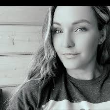 It's officially the holiday season! 🎄 Here are 3 gifting tips for the  music lover in your life! 🎁🎧 #HolidayGifts #MusicLovers #GiftGuide