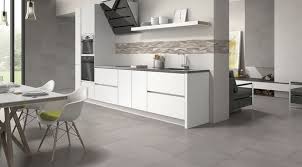 Se barre, se friega y se pasa la mopa. Gres Porcelanico O Laminado Elige El Suelo Ideal Para Tu Cocina