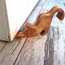 Turstopper Aus Holz Olivenbaum Handgefertigt Cat Design Ahenque Woodcrafts Unique Items Products Wooden Door Stops Rustic Doors
