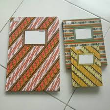 Kiky buku folio indeks abjad 100 halaman #622312 adalah buku tulis hard cover atau buku tulis garis dengan sampul tebal, dimana di dalamnya seperti buku tulis bergaris seperti biasanya namun yang membedakan di produk ini adalah adanya potongan indeks abjad di dalam buku yang tentu saja. Buku Tulis Hard Cover Shopee Indonesia