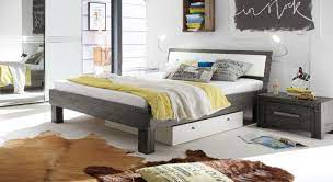 bett im industrial design aus akazie caldera massivholzbett mobelideen modernes bett