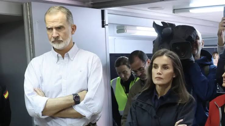 El monumental enfado de la reina Letizia tras el caos vivido en Paiporta:  los gestos que no ha podido controlar