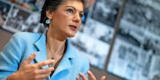 Nach der 2007 erfolgten vereinigung der pds mit der wasg konnte sie ihren einfluss in der nachfolgepartei die linke erweitern. Linke Fraktionschefin Sahra Wagenknecht In Gelber Weste Vor Dem Kanzleramt