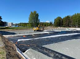 Uppsala vatten har hand om bland annat fjorton vattenverk, tretton avloppsreningsverk, en modern avfallsanläggning med deponi och en biogasanläggning. Reportage Uppsala Vatten Bygger Dagvattendamm Pa Dricksvattentakten Va Guiden