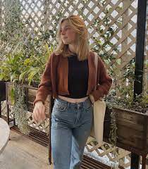 90s Inspired Hair Bella Ousterhaut Blonde Hair Short Hair Curtain Bangs Fringe Outfits Trendy Short Hair Styles Short Hair Outfits Short Hair With Bangs