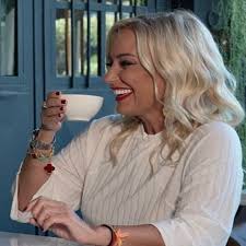 Her hafta başarılı isimleri konuk eden i̇bo show'da bu akşam saba tümer kahkahası da yer alıyor. Saba Tumer Kac Yasinda Biyografi Sitesi