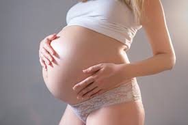 O Brilho Da Gravidez Jovem Gravida Segura As Maos Na Barriga Inchada Conceito De Amor Horizontal Com Espaco De Copia Foto Gratis