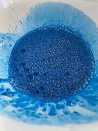 La préparation est en effet visqueuse et glissante ! Peinture Aux Bulles L Activite Parfaite Pour Se Marrer Ciloubidouille