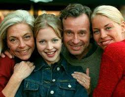 It was produced by jarowskij and first broadcast on tv3. Vanner Och Fiender Tv Serie