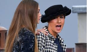 Marie s'infiltre, marie benoliel de son vrai nom, a souvent fait réagir grâce à ses caméras cachées publiées sur youtube. French Prankster Escorted Off Chanel Runway By Gigi Hadid Calls Model S Actions Quite Aggressive Daily Mail Online