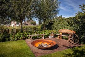 grote vuurschaal in landelijke tuin sfeervol met landelijke elementen tuin tuin ideeen tuin aan het water