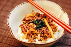 Beef Donburi With Shiso Garlic Soy Sauce Easy Japanese Recipes Beef Donburi Recipe Beef