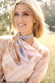 Delta goodrem is a singer, songwriter, performer, actress, and philanthropist. Delta Goodrem Sieht In Einem Spitzenkleid Und Bedruckten Schals Atherisch Aus Als Sie Fur Ein Wohltatigkeits Shooting Posiert Aktuelle Boulevard Nachrichten Und Fotogalerien Zu Stars Sternchen