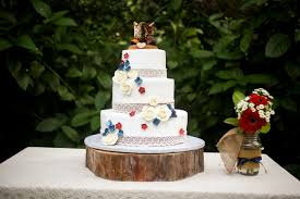 If you are old enough to have gotten white wedding cake in a cardboard box to take home from a wedding then you know what i am talking about. Red White And Blue Flower Wedding Cake